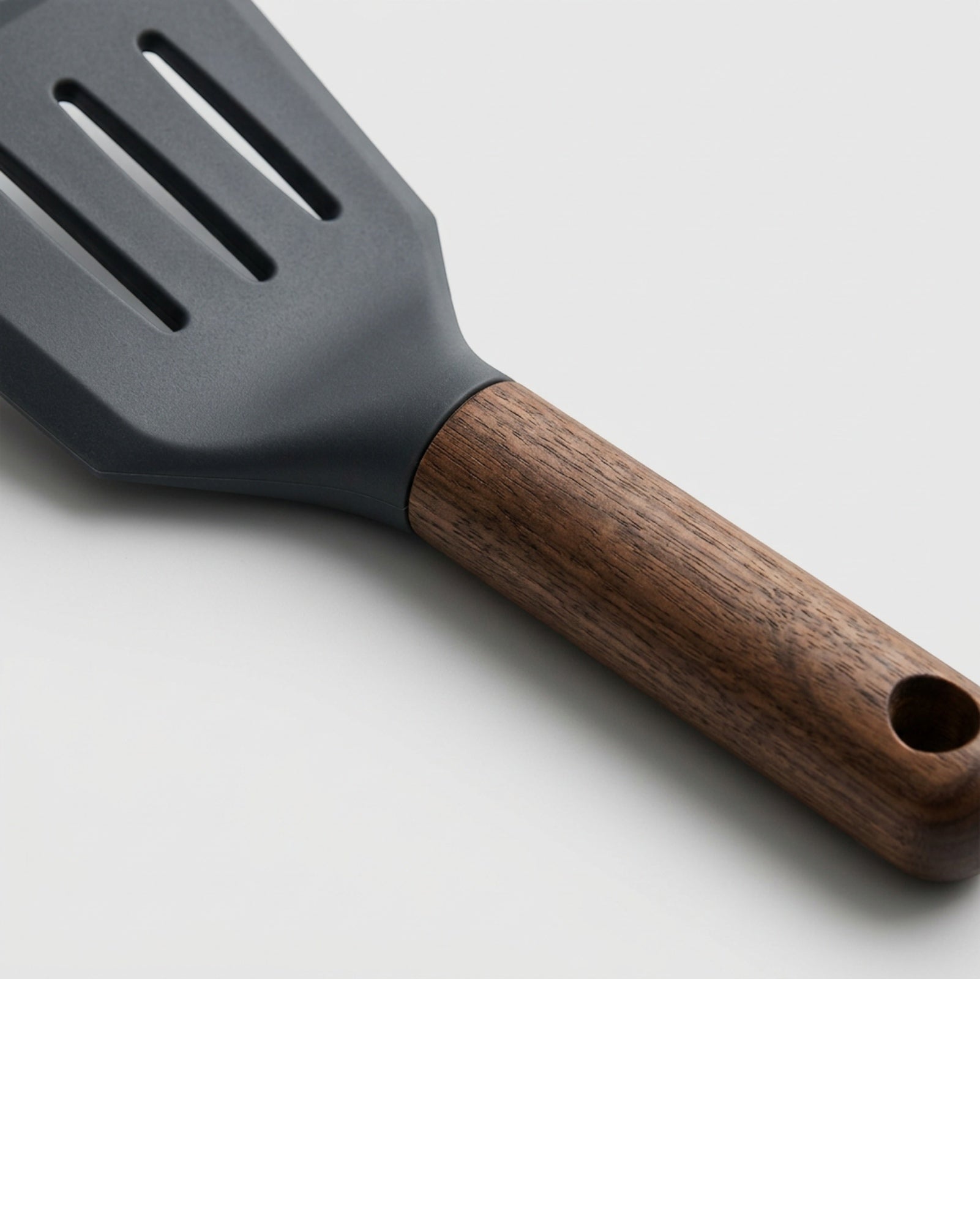 Vryno Walnut-Handle Silicone Wide Slotted Turner 33 cm Charcoal - Detail view