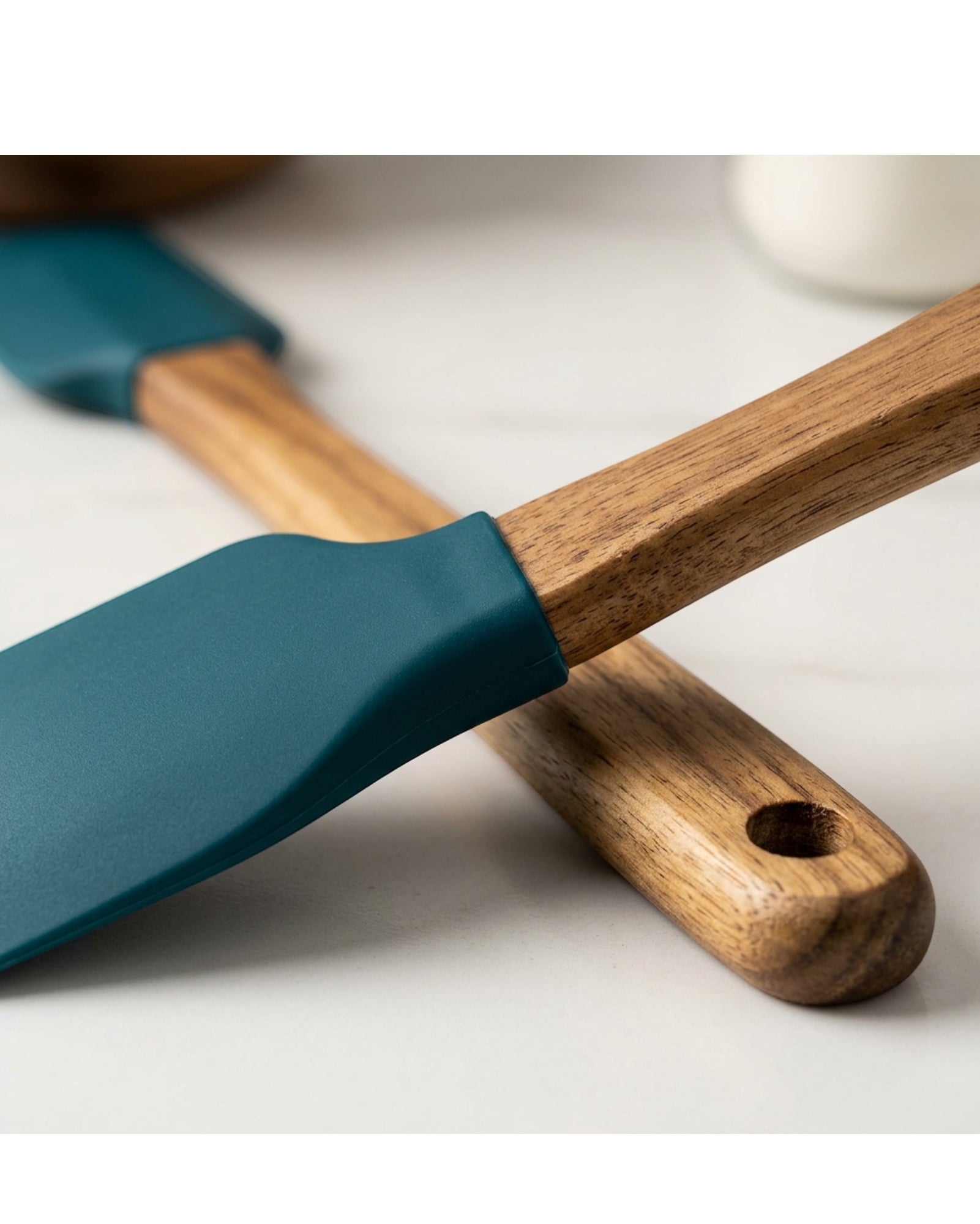Vryno Acacia-Handle Silicone Jar Scraper 29 cm Deep Teal - Detail view